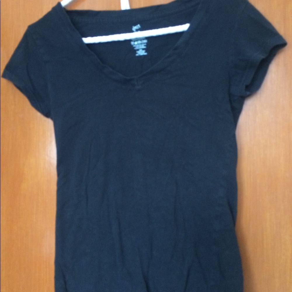 Black shirt sleeved tee